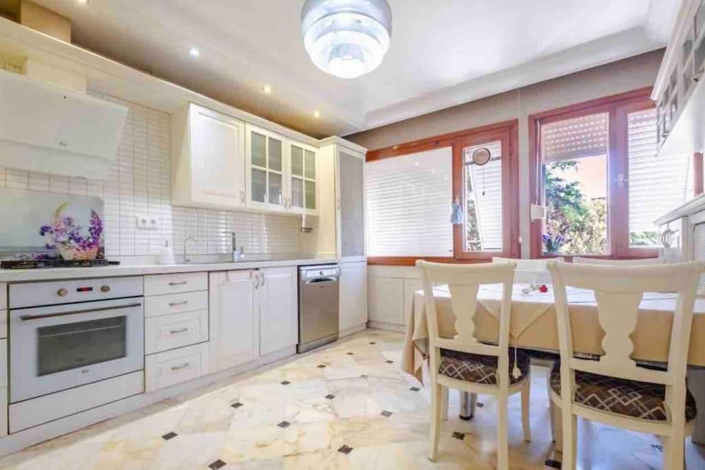 Peaceful Hometown With Perfect Sea And Forest View Istambul